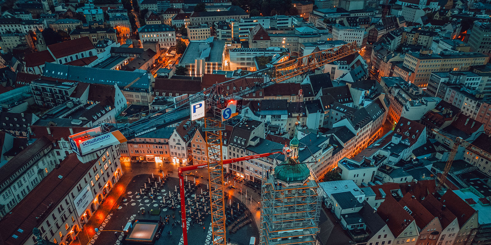 Kran von Schußmann für die Renovierungsarbeiten am Perlachturm